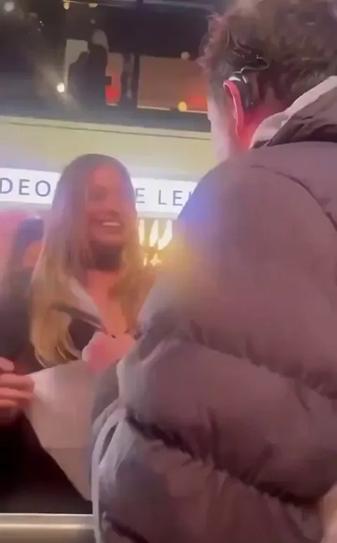 When Margot Robbie noticed a fan was hearing impaired, she switched to sign language to chat with him