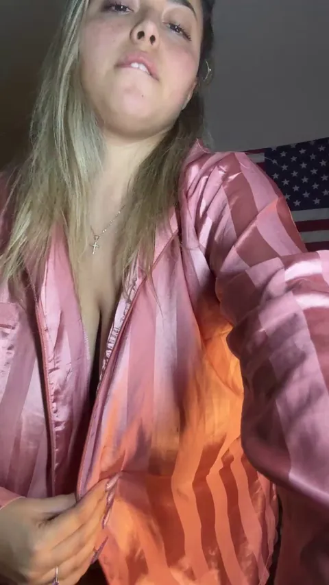 Busty latina [reveal] you'll fap in bed rn