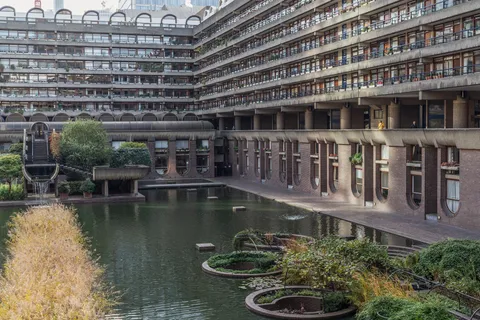 [Building] The Barbican, 1st floor facade is upside down!