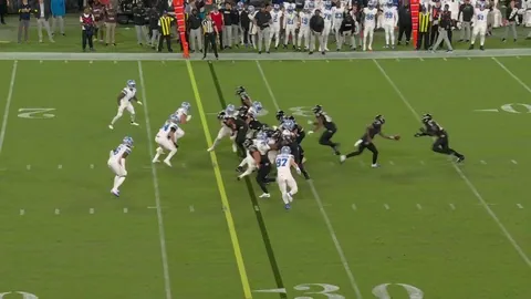 [Highlight] Derrick Henry takes it 28 yards to the house