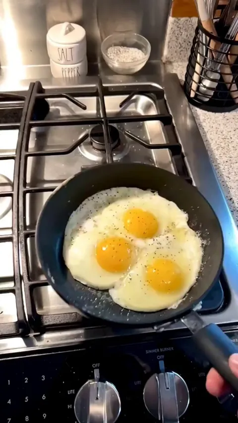 Flipping the eggs... uh huh... OH YEAHHH