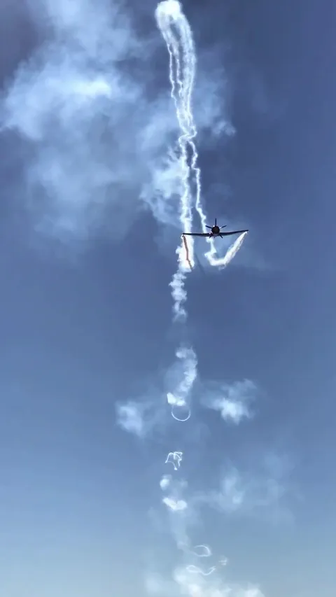 View of wingtip vortices reconnecting with one another