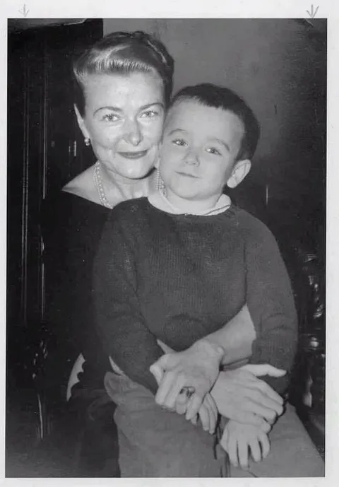 Since it’s his birthday today, here’s a picture of 6 year old Robin Williams with his mother Laurie in 1957. 