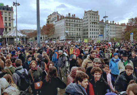 25,000 people peacefully marched in Paris this Saturday against climate change and no one talks about it.