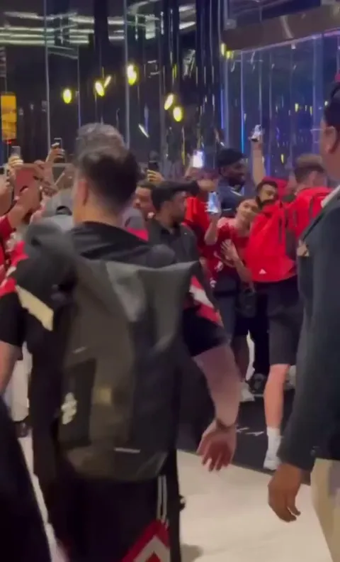 Amad Diallo showing middle fingers at fans.