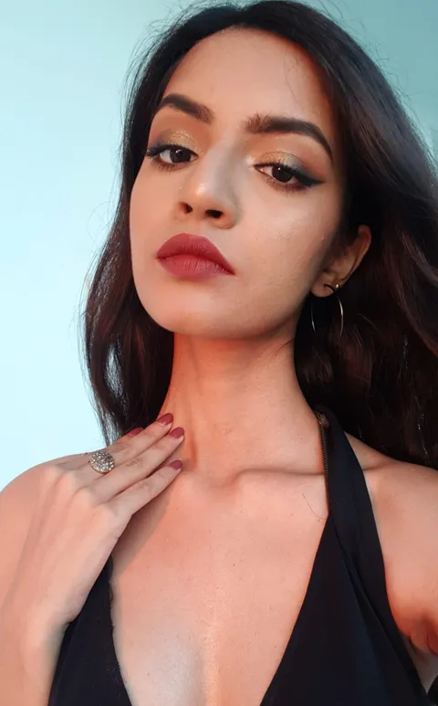 My go to look for a night out. Bronzey eyes and a darker lip. What do you think? 😊