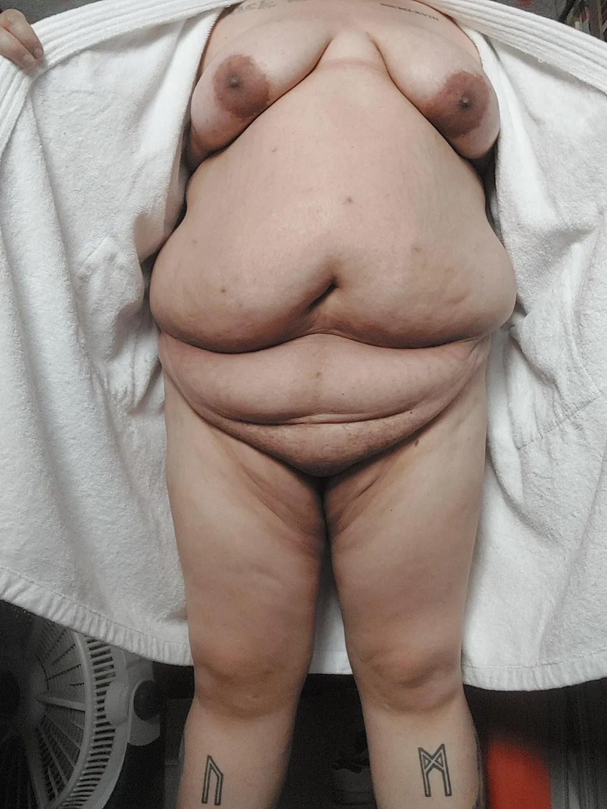 Happy Sunday. Tits and full body pics