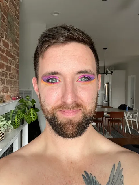 Finally felt confident enough to wear makeup to the gym—definitely got some looks, but these meatheads ain’t seen nothin’ yet. 💛💜