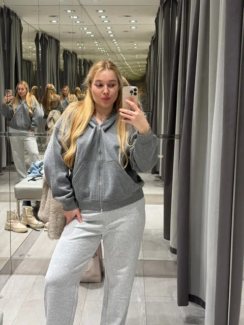 Do changing rooms get too hot to keep clothes on [F23]