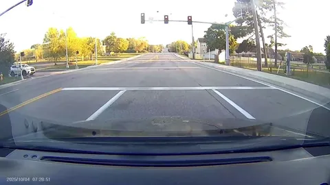 [oc] lady sits on her phone for well over 30 seconds, completely oblivious to the green light and ultimately missing it