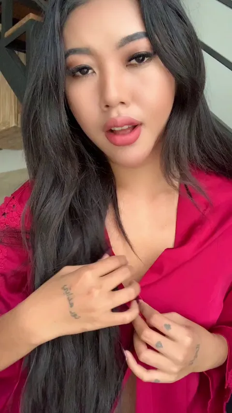 Let this Asian angel bless your feed today