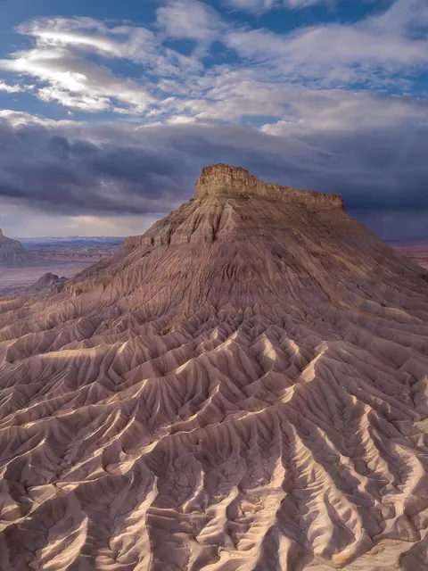 SOme beautiful pattern formations at Factory Butte, Utah [1499x2000][OC]
