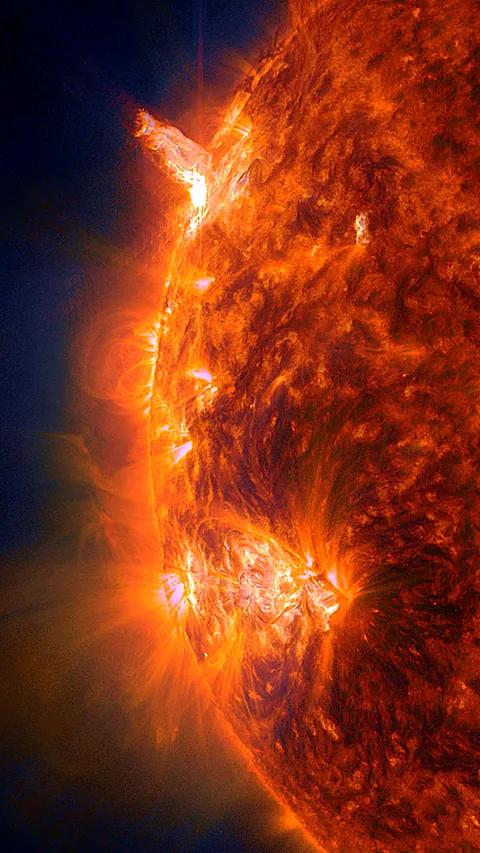 JUST IN: Sun is erupting X1.95 flare