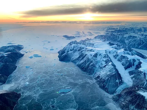 I flew over Greenland for the first time with no cloud cover. Such a cool experience, I felt like I was on another planet. [4032 x 3024] [OC]