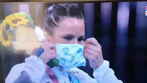 Irish boxer Kellie Harrington wins gold at Tokyo Olympics, invites her opponents to share the winner's podium