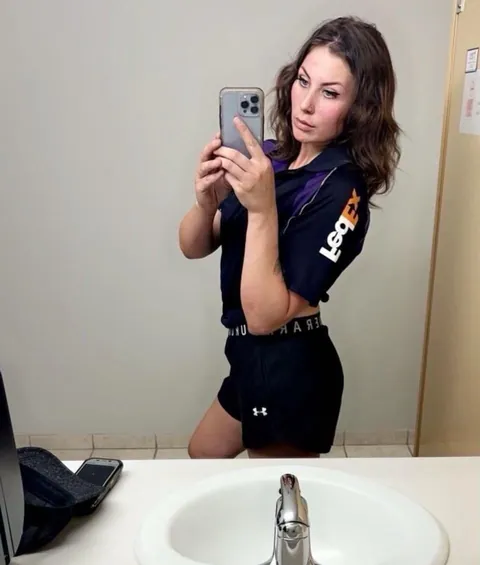 Born in 1999, 1 kid... Am I still hot? 🫣➡️ F26