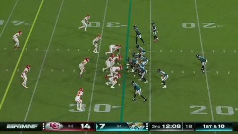 Jags Travis Hunter makes a 44-yard circus catch against the Chiefs on MNF