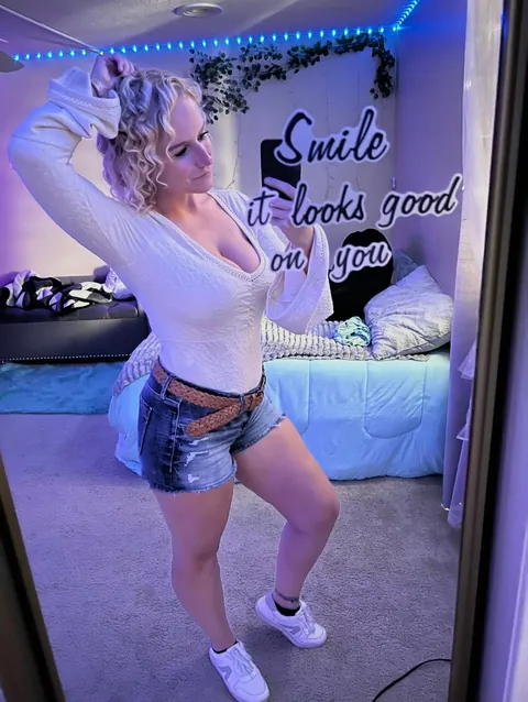 F33 I feel like my outfit is missing something 🤔