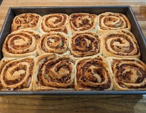 [Homemade] Roasted Garlic Rolls