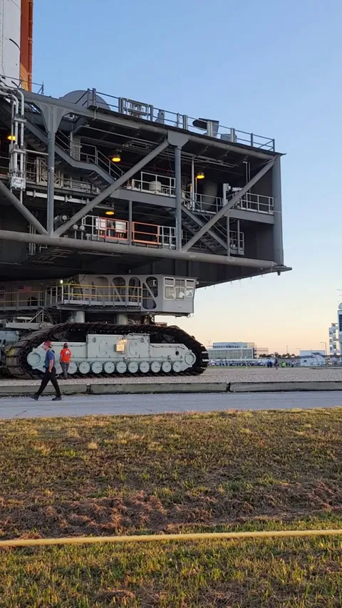 Footage of the Artemis rollout