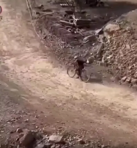 Cyclist slows down to let his fellow cyclist cross the finish line first after their bike lost a pedal