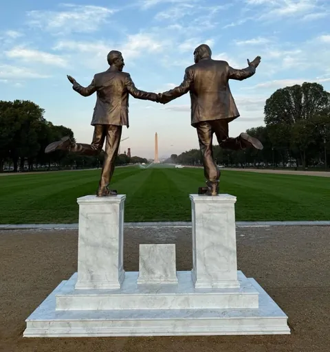 (OC) DONALD TRUMP &amp; JEFFREY EPSTEIN HOLDING HANDS STATUE ON THE NATIONAL MALL