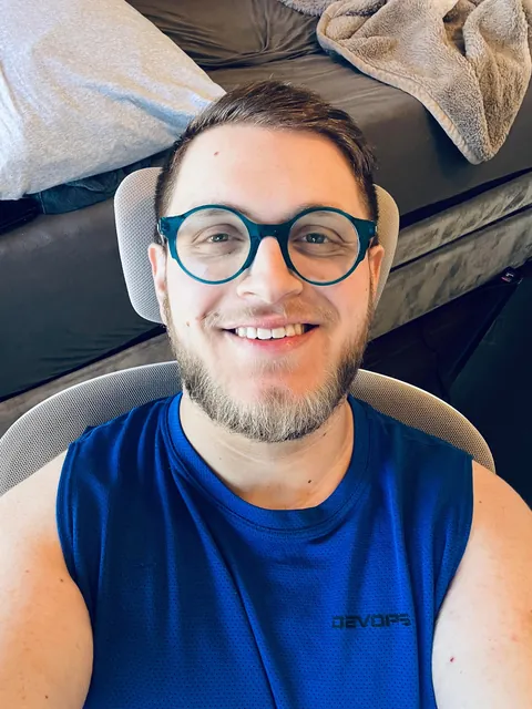 The nerdy gaymer bear 🤓 —> his massive dick 😈