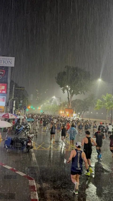 Great turnout for the Pattaya Marathon despite the weather. Photos taken at 3:40am