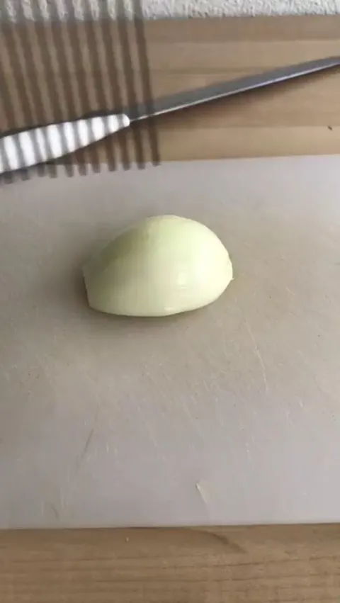 The best way to cut the onion