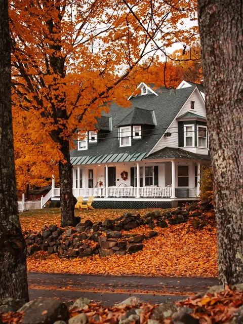 Cape Cod-style house in the autumn, New Hampshire.