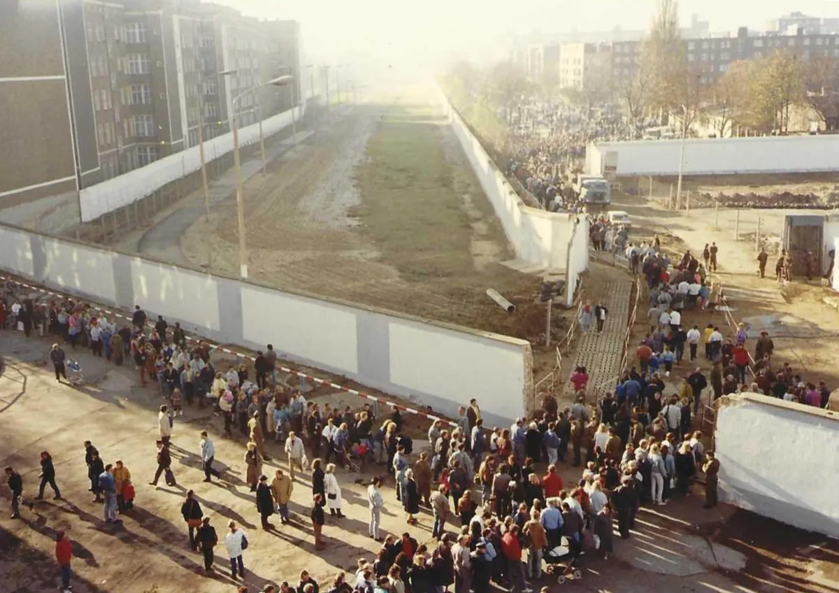 Unseen photos from inside East Berlin the day the Berlin Wall fell