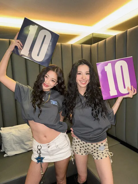 TWICE - Jihyo (feat Chaeyoung and Jeongyeon)