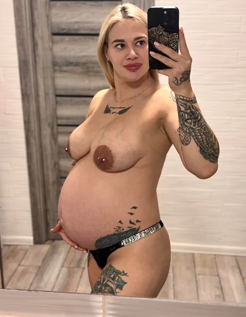 Regular mirror selfies are cute, but pregnant mirror selfies are on another level