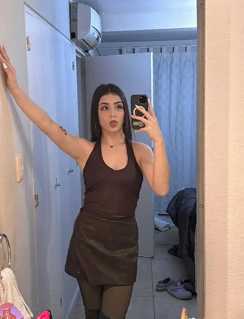 Am I really hot, just keeping it simple for yall F18