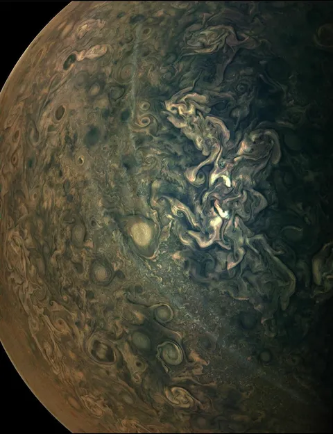 Hazes floating above Jupiter cloud tops. Photo taken by Juno