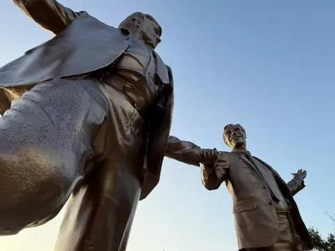 (OC) DONALD TRUMP &amp; JEFFREY EPSTEIN HOLDING HANDS STATUE ON THE NATIONAL MALL