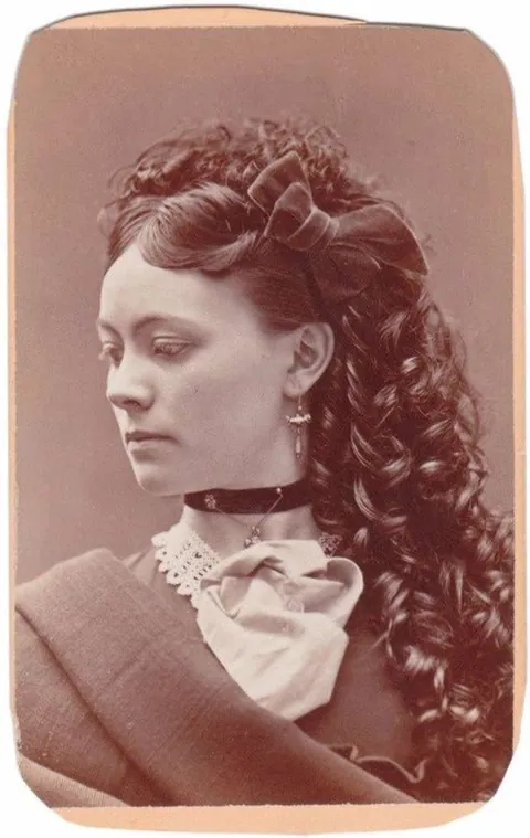 The many unique hairstyles of women during the Victorian era (1870s-1900s)