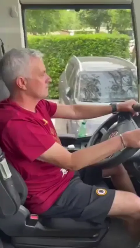 José Mourinho parks the Roma bus
