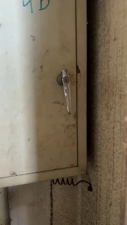 Who installed this panelboard 😭