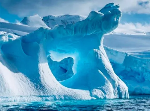Stunning blue icebergs off the coast of Antarctica❄️