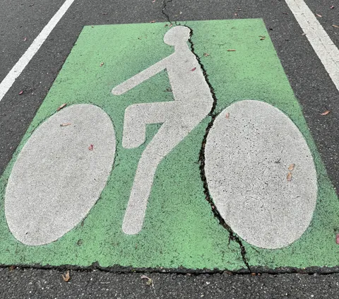 The way this crack lines up with the signage