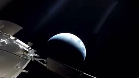 Time lapse of the Orion spacecraft approaching Earth (Credit: NASA Live Footage &amp; @RichySpeedbird on Twitter for the edit)