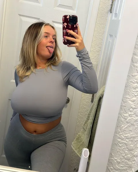 Blondes with huge tits🤤