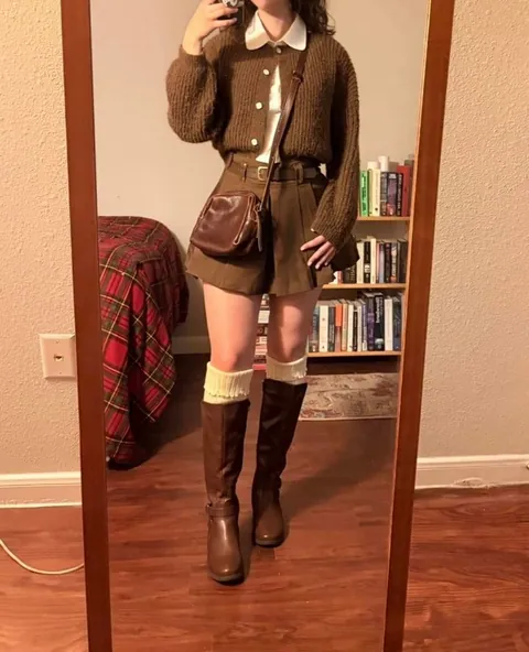 My outfits in emojis this week are basically 🦉📚 🦇 🎀⛰️