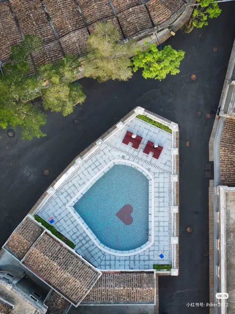 Anyone else here a fan of Nanyang architecture? This is the historic district of Kaiping, China