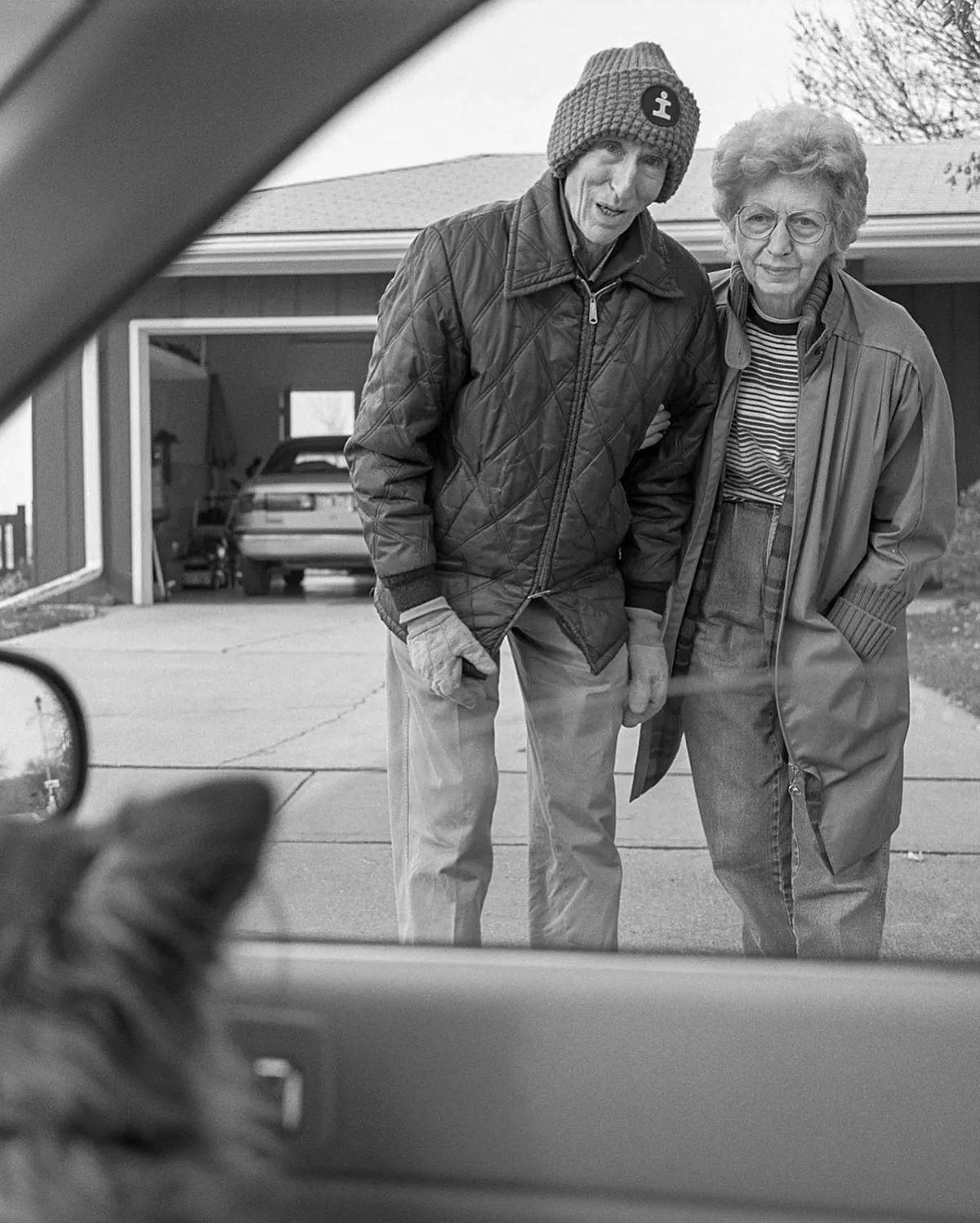 A WOMAN SPENT 27 YEARS PHOTOGRAPHING HER PARENTS WAVING HER GOODBYE 