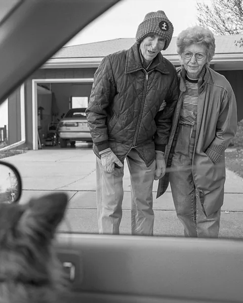 A WOMAN SPENT 27 YEARS PHOTOGRAPHING HER PARENTS WAVING HER GOODBYE 