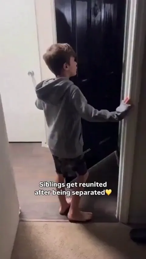 This kid's reaction to his sister returning is So Wholesome 💕
