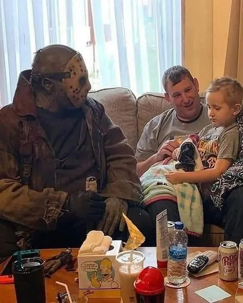 A terminally ill 5-year-old boy obsessed with horror movies found comfort in a Jason Voorhees cosplayer shortly before he passed away. Sometimes monsters can be heroes.