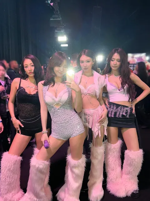 TWICE - Nayeon, Momo, Jihyo &amp; Tzuyu